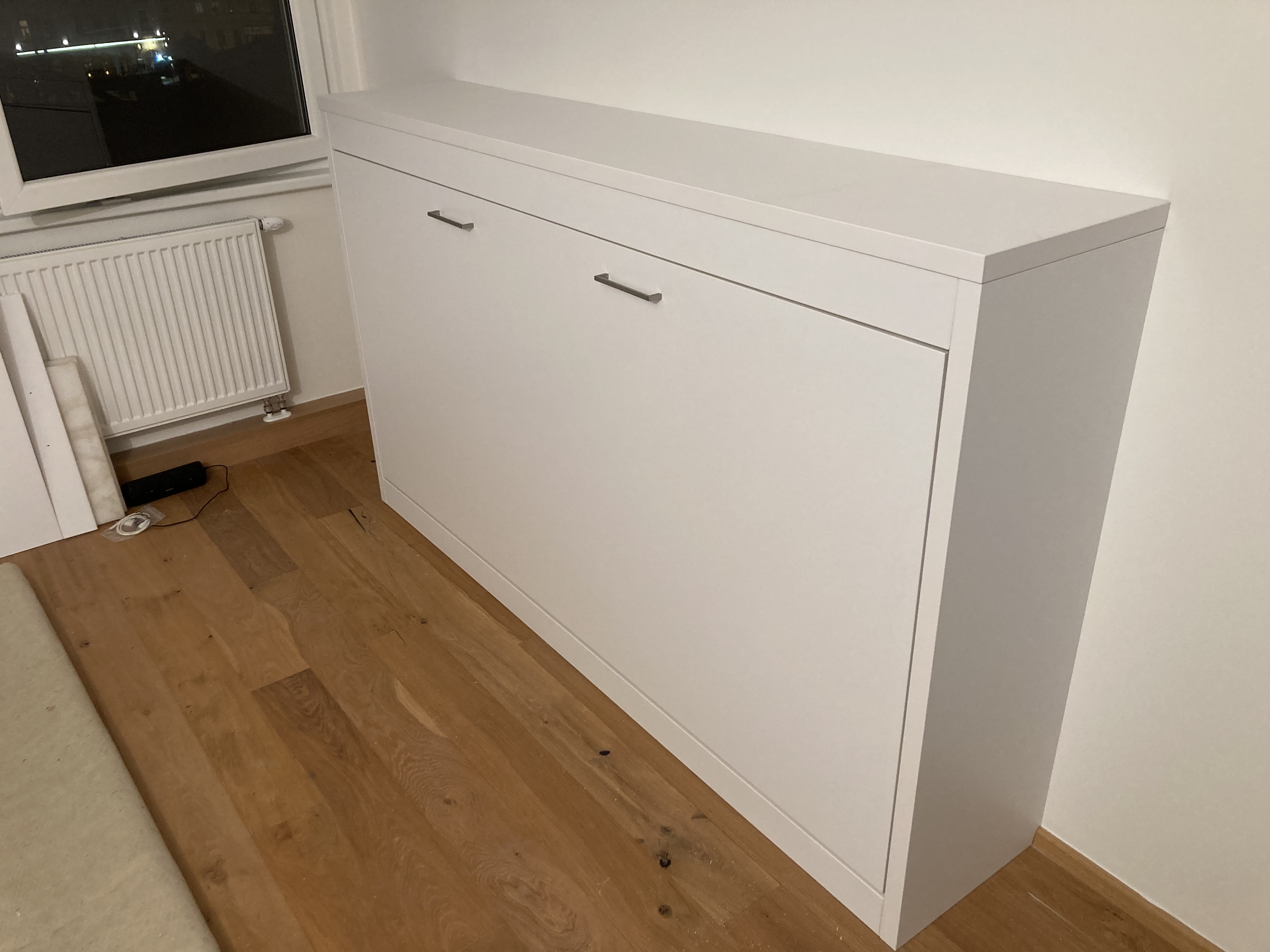 Nízká komoda pod okno